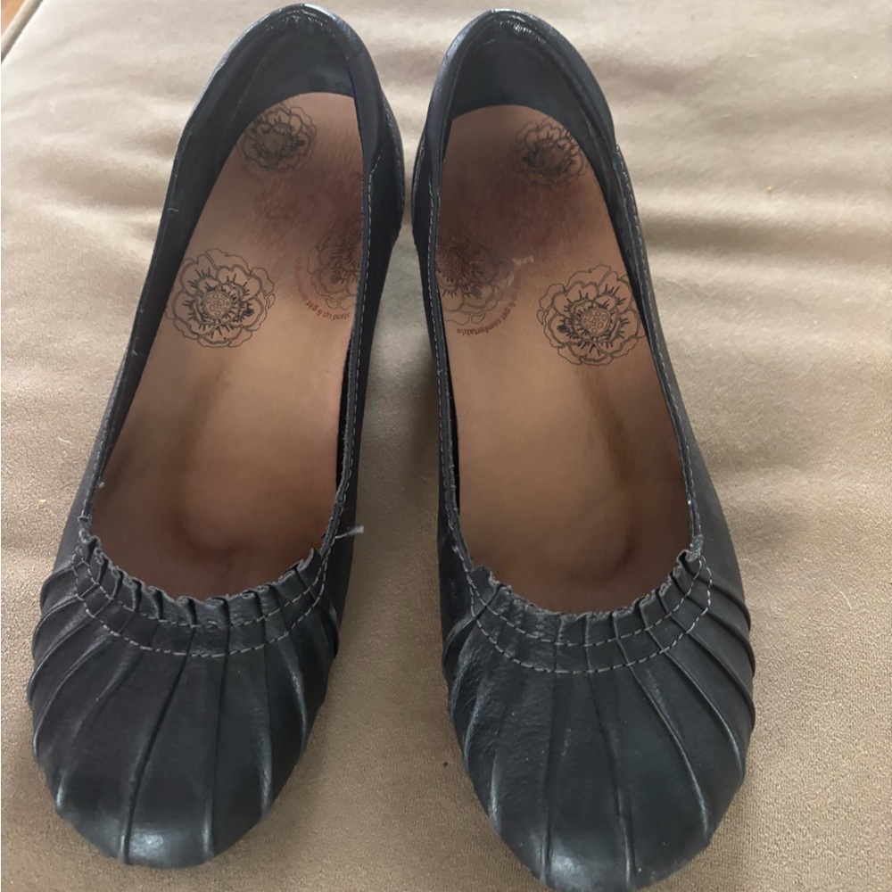 Taos Footwear Black Comfort Flats